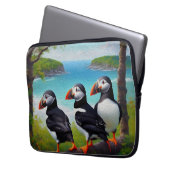 沿岸トリオ：油のビーチで3つのパフィン ラップトップスリーブ (正面左)