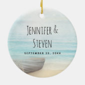 沿岸ビーチシーンと魚釣りボート結婚ズ セラミックオーナメント (裏面)