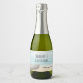 沿岸ビーチシーンと魚釣りボート誕生日 スパークリングワインラベル (正面)