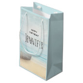 沿岸ビーチシーンと魚釣りボート誕生日 スモールペーパーバッグ (裏面アングル)