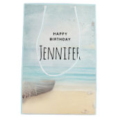 沿岸ビーチシーンと魚釣りボート誕生日 ミディアムペーパーバッグ (裏面)