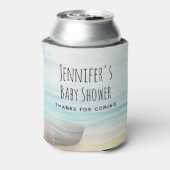 沿岸ビーチシーンと魚釣りボート赤ちゃんシャワー 缶クーラー (缶裏面)