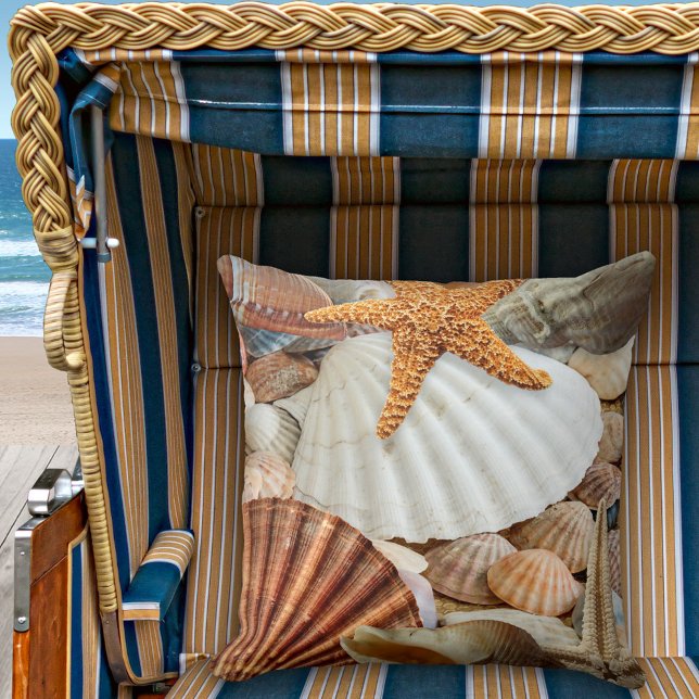 沿岸ビーチハウスシェルピロー アウトドアクッション (A modern design beach house pillow featuring shells and starfish)
