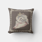 沿岸女性のカーボーイブラウンシーシェル クッション (正面)