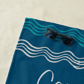 沿岸波の青と白ストライプの航海の ビーチタオル (インサイチュ)