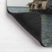 沿岸湖を通って穏かに動くハウスボート マウスパッド (コーナー)