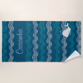 沿岸漫画ホエールブルー海と波 ビーチタオル (正面)
