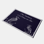 沿岸白パーソナライズされた鷺の鳥ネイビーブルー ドアマット (アングル)