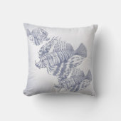 沿岸装飾の青の魚 クッション (正面)