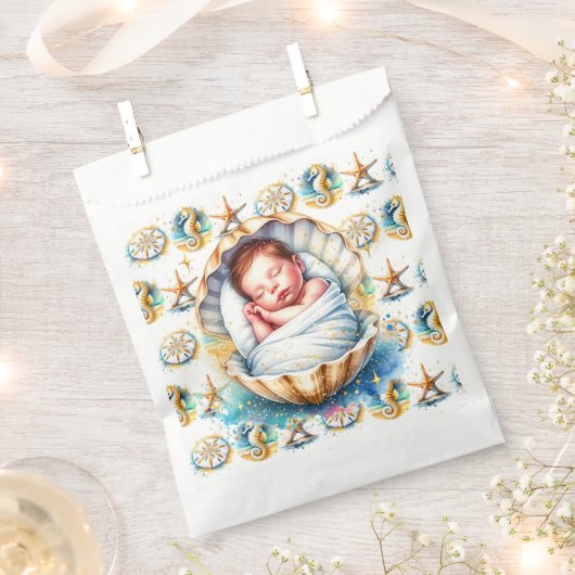 沿岸部をテーマにしたビーチボーイの赤ちゃんシャワー フェイバーバッグ (クリップ留めされた状態)