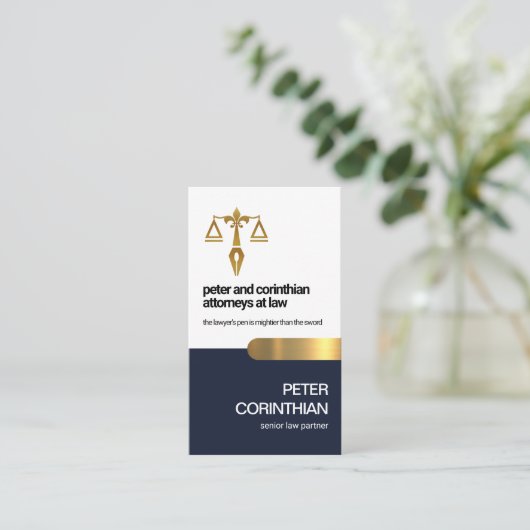 法務弁護士の青い層の金ゴールドはかりで測タブ 名刺 (スタンド正面)