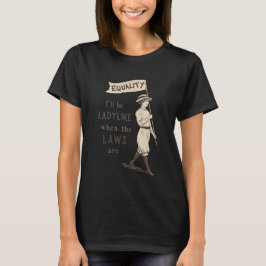 法律が平等な時には淑女らしく振る舞います Tシャツ