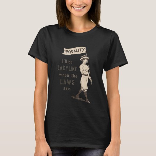 法律が平等な時には淑女らしく振る舞います Tシャツ (正面)