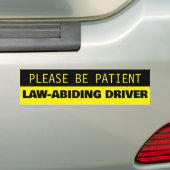 法律に従って辛抱強く運転して下さい バンパーステッカー (車上)