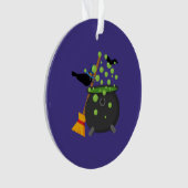 泡立つ大釜を覗く可愛い魔女のカラス オーナメント (正面)