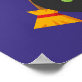 泡立つ大釜を覗く可愛い魔女のカラス ポスター (角)