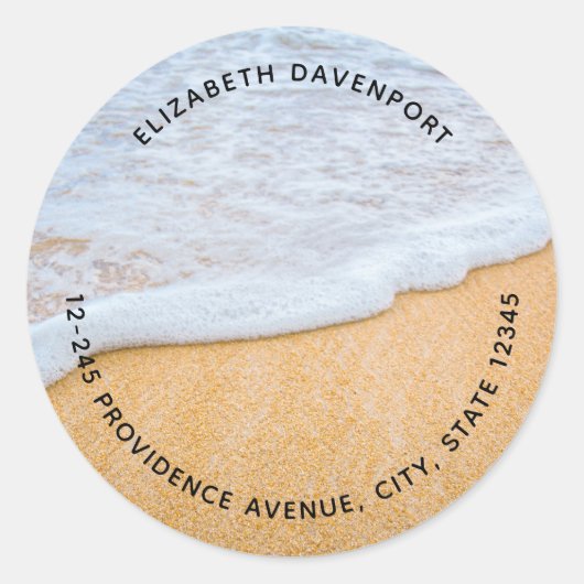 泡立つ波打ち際のサンディビーチ 住所ラベル ラウンドシール (正面)