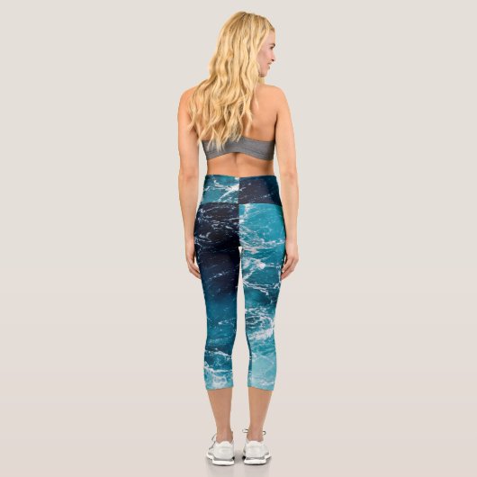 泡立つ青白い海の水 カプリレギンス (裏面)