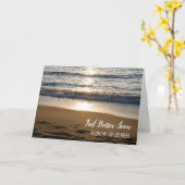 波がビーチに寄り添う カード (黄色い花)
