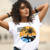 波が呼び出している私はサーファーの女の子に行かなければならない Tシャツ