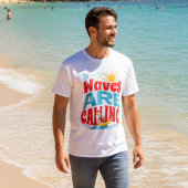 「波が呼んでいる」サーフィンサマー ビーチの雰囲気 Tシャツ