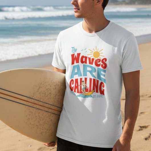 「波が呼んでいる」サーフィンサマー ビーチの雰囲気 Tシャツ