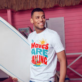 「波が呼んでいる」サーフィンサマー ビーチの雰囲気 Tシャツ
