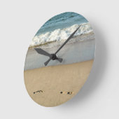 波と足跡 –  ラウンド壁時計 (傾斜)