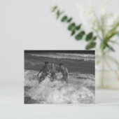 波と遊ぶ2人の若い男性と女性 モノクロ ポストカード (スタンド正面)