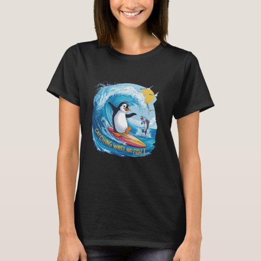 波と魚をつかまえる面白いサーフィンペンギン サルカズム Tシャツ (正面)