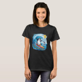 波と魚をつかまえる面白いサーフィンペンギン サルカズム Tシャツ (正面フル)