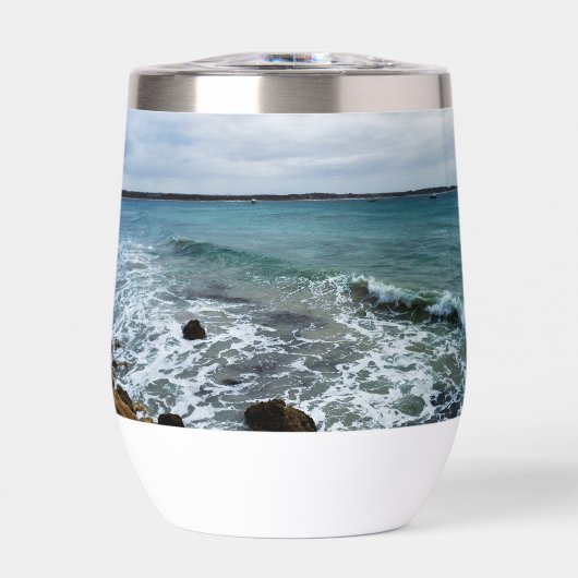 波と魚釣り船が海に乗り (正面)