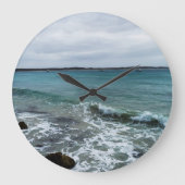 波と魚釣り船が海に乗り ラージ壁時計 (正面)