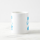 波によって引き上げられる コーヒーマグカップ (中央)