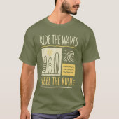 波に乗り スリルを感じる サーフィン Tシャツ (正面)