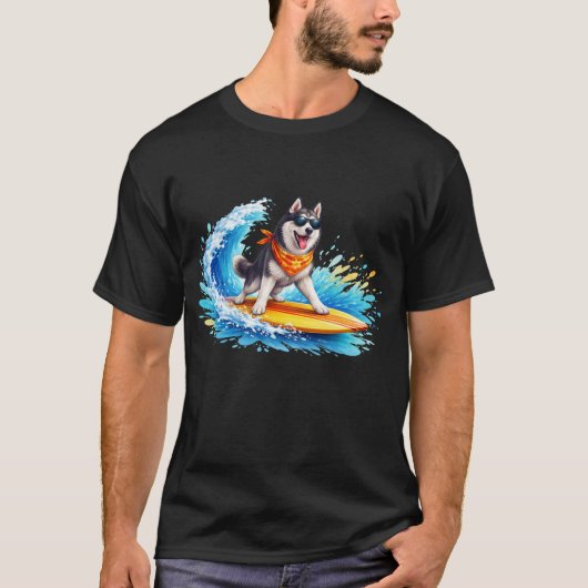 波に乗るクールなハスキー犬 Tシャツ (正面)