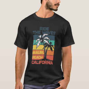 波に乗るマリブビーチカリフォルニアサーファー Tシャツ