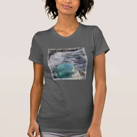 波に囲まれた漁業用フロート Tシャツ (正面)