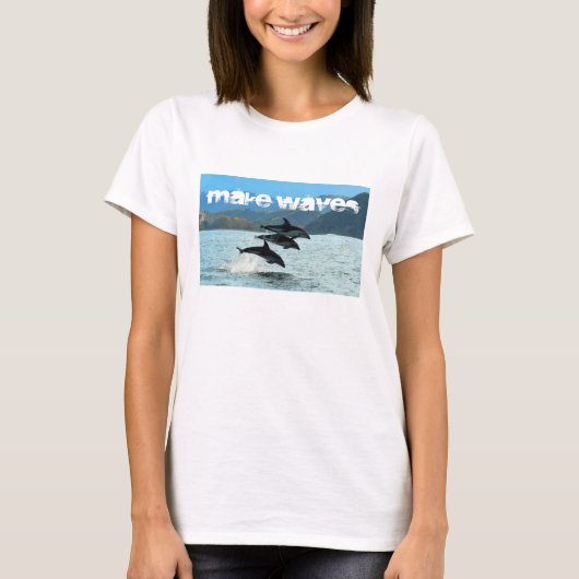 波のイルカに女性のTシャツをして下さい Tシャツ (正面)