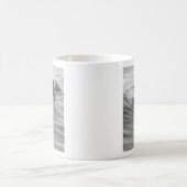 波のグレースケールに乗る コーヒーマグカップ (中央)