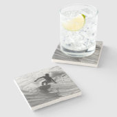 波のグレースケールに乗る ストーンコースター (横)