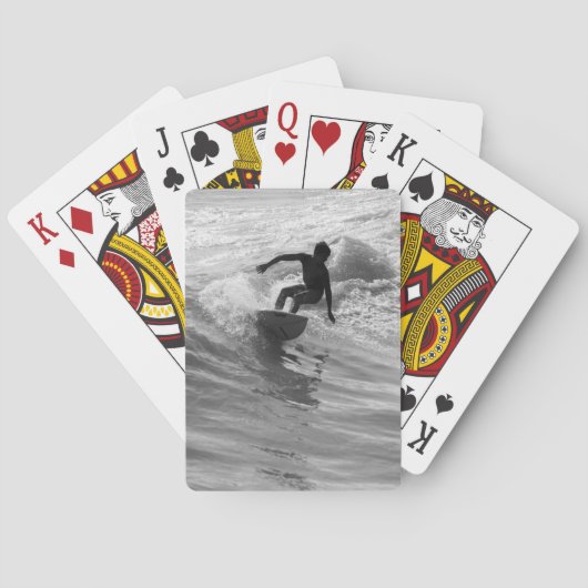 波のグレースケールに乗る トランプ (裏面)