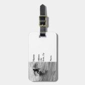 波のグレースケールに乗る ラゲッジタグ (正面縦)