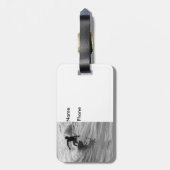 波のグレースケールに乗る ラゲッジタグ (裏面縦)