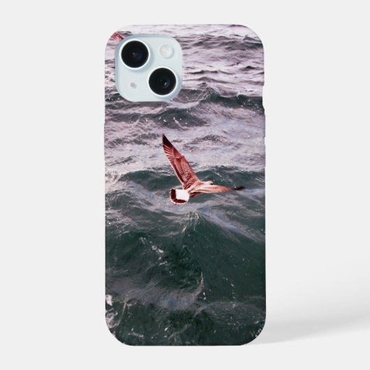 波の上を飛ぶカモメ iPhone 15ケース (裏面)