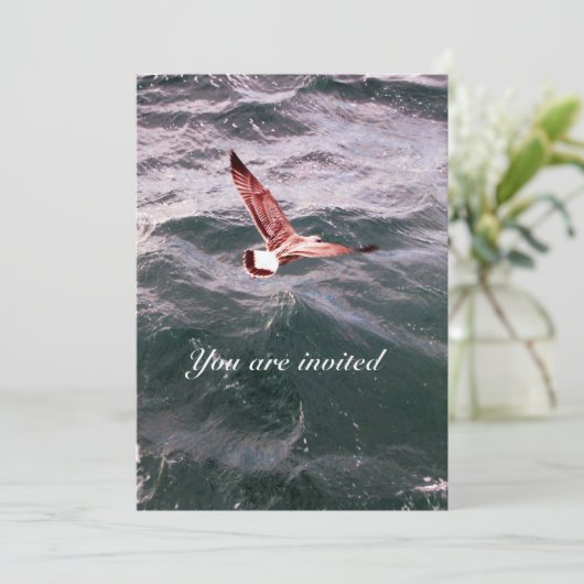 波の上を飛ぶコウテイペンギンのビーチウェディング 招待状 (スタンド正面)