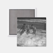 波の中で二人の遊若い男女B&W マグネット (正面/裏面)