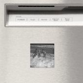 波の中で二人の遊若い男女B&W マグネット (インサイチュ (食洗機))