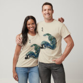 波の中のドラゴン - 抽象的な海洋エネルギーのTシャツ Tシャツ (ユニセックス)