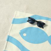 波の模様が描かれた青いパーソナライズされた魚 ビーチタオル (インサイチュ)